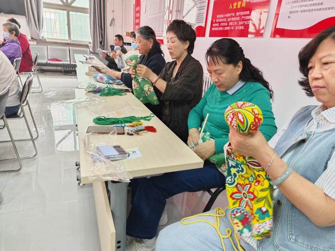 必一运动河北保定高新区：艾香传孝心 皓齿护安康(图2)